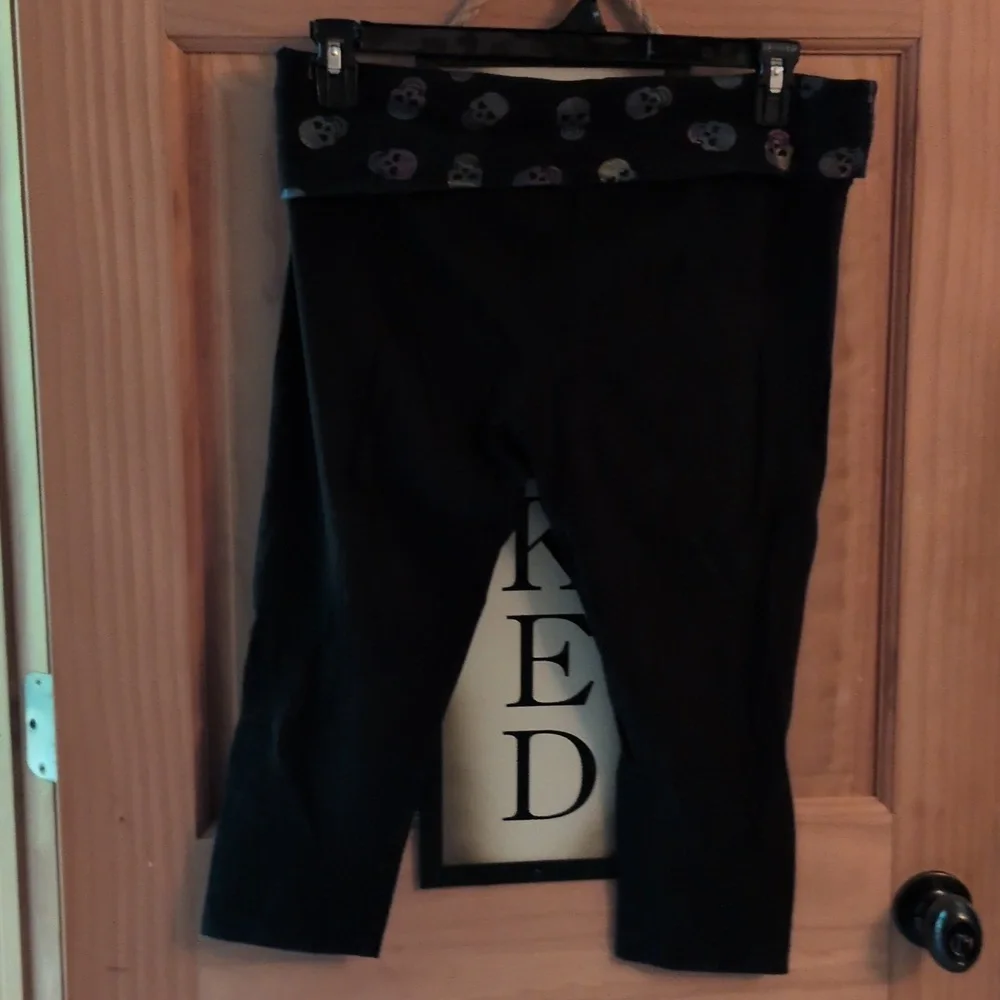 No Boundaries Black Skull Pattern capris - Picture 3 of 4
